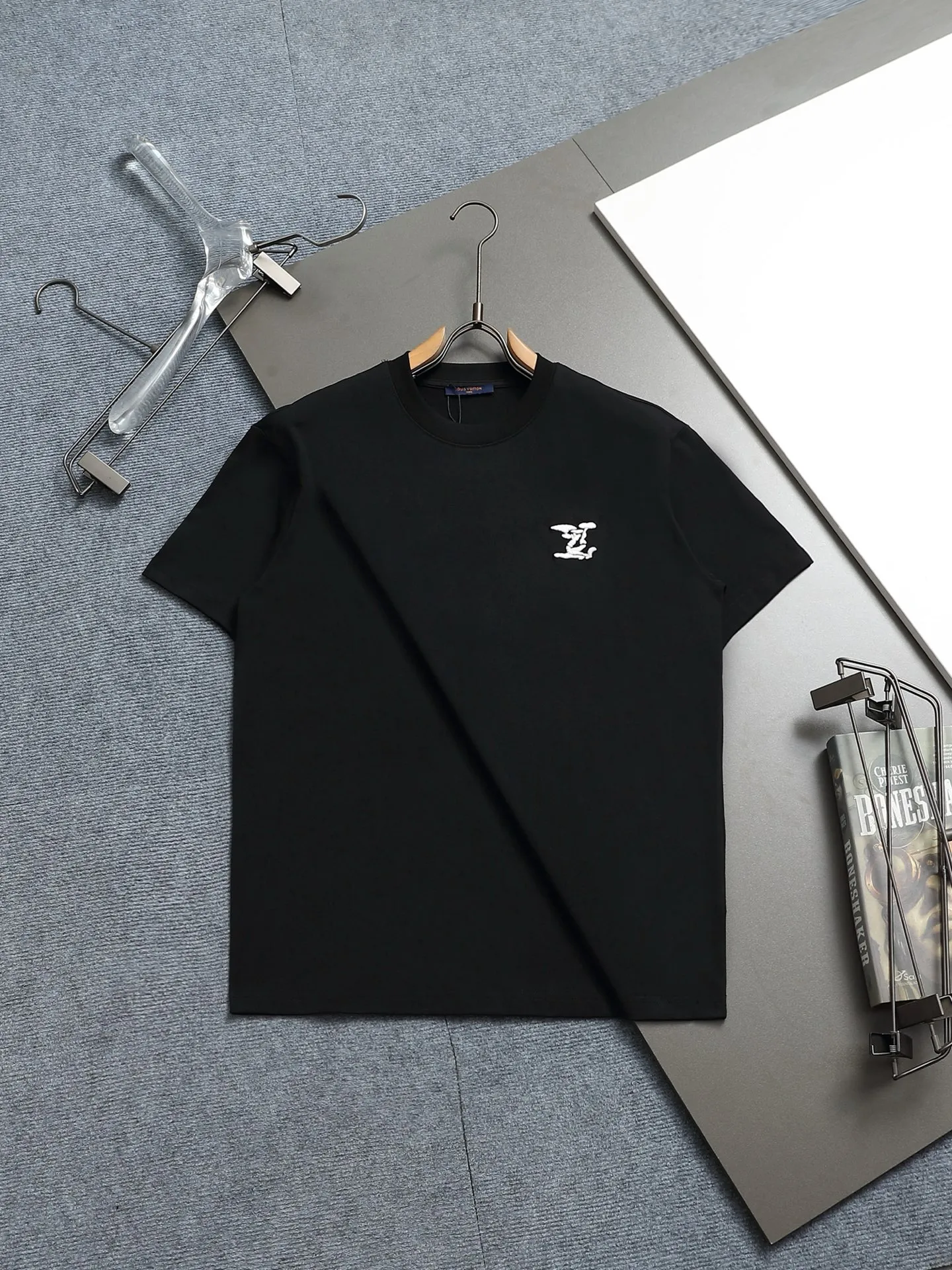 🅿️170 High-quality Louis LV. The small logo on it is full of high-end. Embroidered pattern T-shirt short-sleeved ZP feel. The embroidery is clear, full and delicate. Perfectly restored. Same style for men and women. Color: black. Size XS.S.M.L.